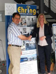 Ralf Ehring, Geschäftsführer und Inhaber der Ehring GmbH, mit Stefanie Richter vom Bundesverband mittelständische Wirtschaft. Foto: nh