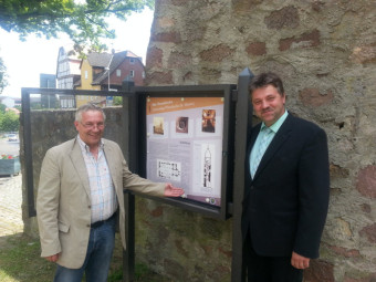 Der Stadtgeschichtliche Arbeitskreis und das Stadtbauamt haben in den letzten Monaten gemeinsam ein neues Plakat für den Schaukasten an der Totenkirche erstellt. Foto: nh schwalmstadt140617