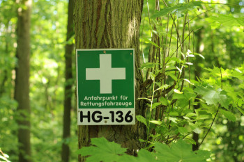 Schnelle Hilfe im Wald: 4.300 Rettungspunkte werden von Hessen-Forst betreut. Foto: nh Rettungspunkt HG-136