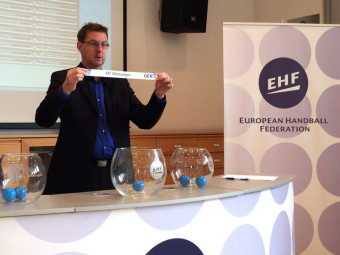 Zum ersten Mal in der Geschichte des Vereins wird die MT Melsungen als Teilnehmer eines europäischen Pokalwettbewerbs aus dem Lostopf gezogen. Hier in Wien durch Markus Glaser, Senior Manager EHF-Competitions. Foto: nh