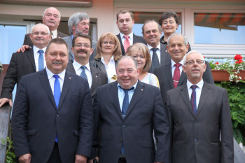 Gruppenbild vor dem offiziellen Abendessen in der Pension „Alte Molkerei“ in Miasteczko-Krajenskie. Die Pension der Familie Barczak liegt direkt am Europäischen Fernradweg R1: (v.l.) Landrat Miroslaw Mantaj, Kreistagsvors. Kreutzmann, Kreistagsvors. Marian Martenka; dahinter: Vorstandsmitglied Stefan Piechocki, Vize-Landrat Kazmierz Sulima, Dolmetscherin Bernadette Koos, Dolmetscherin Gabriela Kwiatkowska, Kreisbeigeordneter Karl Großenbach; hintere Reihe: Kreisbeigeordneter Klaus Rehs, stellv. Kreistagsvors. Lothar Kothe, Bernard Adamczyk, Dieter Werkmeister und Gerlinde Grünwald. Foto: nh pila140701a