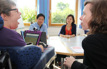 Vom Fach: Nadine Moos und Meike Stahl (vorne, v.l.) berichten Chung Chu Lin und Chia Chun Chang (hinten v.l.) von ihren Erfahrungen mit der Unterstützten Kommunikation. Foto: me hephata140903