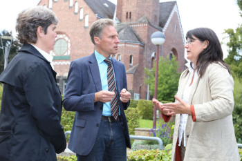 Im Gespräch: Hephata-Direktor Maik Dietrich-Gibhardt mit Professorin Petra Gromann (rechts) und deren Mitarbeiterin Andrea Deuschle. Foto: Fuhr hephata140904