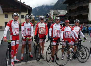 Das MT-Radsportteam gut gelaunt vor dem Start auf die 238-km-Runde: Ulrich Bachmann, Detlef Riehl, Timo Zarth, Wolfram Bick, Dieter Vaupel und Steffen Stibale. Foto: nh