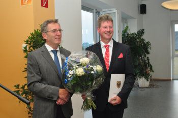 Willi Berg (links) gratulierte dem alten und neuen Bürgermeister Klemens Olbrich (rechts) als erster, „man kann hart kämpfen, aber hinterher zusammen duschen gehen oder ein Bier trinken“, verglich er die gemeinsame politische Arbeit mit dem Fußballsport, bei dem es manchmal eben auch grober zuginge. Foto: nh neukirchen140925a