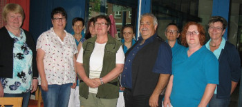 Feierstunde: Kolleginnen und Kollegen der Cafeteria Oase feierten mit Roswitha Rampe (vorne, 3 v.l.) deren Abschied in den Ruhestand. Foto: nh roswitha-rampe140903