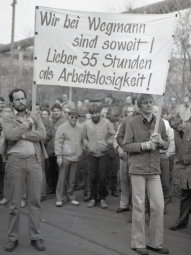 Vor 30 Jahren befanden sich über zehntausend Metallerinnen und Metaller im Arbeitskampf für die 35-Stunde-Woche. Kasseler Betriebe bildeten damals einen Schwerpunkt der Streiks. Daran erinnert ab Freitag, 10. Oktober 2014, die Ausstellung „Mehr Zeit für uns – 30 Jahre Arbeitszeitverkürzung in der Metall- und Elektroindustrie“ im Foyer des DGB-Hauses in Kassel (Spohrstraße 6-8). Foto: Klaus-Peter Dittmar/Peter Pampuch ausstellung-streik141008