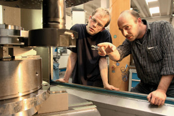 Qualifizierung als Ziel: Marcel Schreck (links) arbeitet im Metallbereich der modern ausgestatteten Hephata-Werkstätten in Ziegenhain. Um Arbeitsbedingungen für Menschen mit Behinderung geht es bei dem Selbsthilfetag am 11. Oktober. Foto: me hephata141006