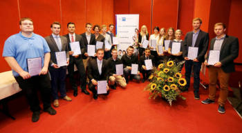Die (anwesenden) Landesbesten: Stehend von links: Michael Martin, Kevin Kleinmann, Rene Baftiri, Gerhard Knecht, Silke Fleer, Alice Klose, Marcel Sauermann, Carina Bürger, Judith Weigand, Aika-Maresa Fischbeck, Svenja Hörster, Katharina Hammermann, Patrick Bednarek und Felix Barufke. Kniend von links: Jan Schumacher, Alexander Bergen, Thomas Paternok und Federico Lai. Foto: IHK/Schachtschneider ihk141008a