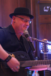 Mike Gerhold Solo in der SilberseeAlm. Foto: Rainer Sander mike-gerhold141020