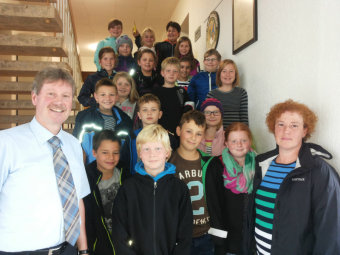 ürgermeister Klemens Olbrich (links), die Schülerinnen und Schüler der Klasse 4a der Astrid-Lindgren-Schule und ihre Lehrerin Astrid Koril (rechts). Foto: nh neukirchen141013