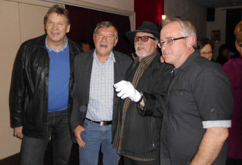 Bürgermeister Edgar Slawik, Bürgermeisterkandidat Rolf Ganz, Altrocker Ray Binder und Dietmar Hering (v.l.). Foto: nh