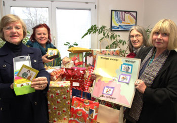 Gisela Illert, Andrea Güthge (beide Zonta-Club Hanau), Renate Bohnert, Behindertenhilfe Hephatas, und Constanze Björnsson (Zonta-Club Hanau) (v.l.) zeigen, über was sich Klienten und Mitarbeitende der Behindertenhilfe freuen können. 38 Päckchen und eine Spende von 1.000 Euro übergaben die drei Zontians. Foto: me zonta-club1412165