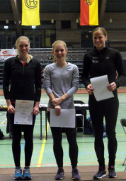 Siegerehrung für den 400m-Lauf der Frauen:  von  links:  die Überraschungsdritte Karolin Siebert,  Jessica Hesse und die Siegerin Christiane Klopsch. Foto: nh