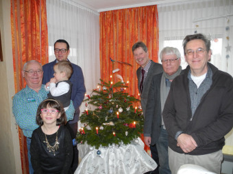 Bernd Grossmann (links) mit den Enkelkindern Farina und Tristan (auf dem Arm) freut sich über die Gratulationen durch Ortsvorsteher Markus Diebel, Bürgermeister Klemens Olbrich, Ersten Stadtrat Gerd Höfer und Stadtverordnetenvorsteher Willi Berg (v.l.). Foto: nh) bernd-grossmann150109