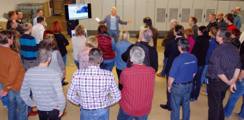 Conrad Fischer begrüßt seine Mitarbeiter zum Kick-off im Drucksaal. Foto: nh bernecker150126a