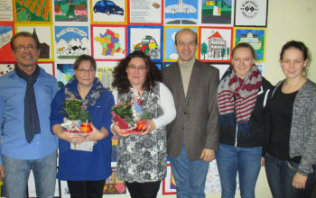 Dank an den engagierten ausscheidenden Vorstand des Teestubenteams (v.l.): Dr. Dieter Vaupel (Schulleiter), Heike Gereke, Ingrid Zellmer (beide Teestubenvorstand), Jochen Ritter (Vorsitzender des Förderkreises), Nele Konetzka und Lea Erler (Schülervertreterinnen). Foto: nh