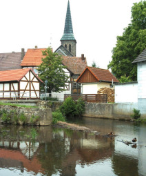 Die Efze ist geteilt in den Hammergraben und das Flussbett. Foto: AF/Kirchengemeinde Holzhausen.