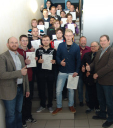 Mit Erfolg legten die neuen Elektroniker ihre Gesellenprüfung ab. Foto: Wolfgang Scholz elektro-innung150128