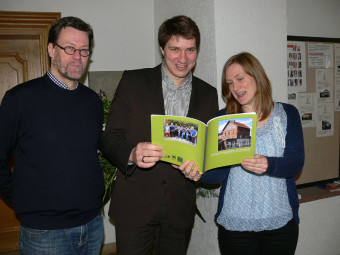 Klaus Herz (links) und Tanja Siebert-Moloko überreichten Bürgermeister Dr. Nico Ritz den Fotoband zur Ausstellung. Foto: Uwe Dittmer fotoband150121