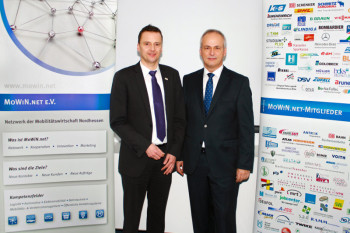 Rainer Volk (links), Vorstandsvorsitzender MoWiN.net e.V., gratuliert Jörg Paul zur Wahl in den MoWiN.net-Vorstand. Foto: nh joerg-paul150123