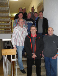 Hintere Reihe: Bauhofmitarbeiter Eckhardt Berg, Ersten Stadtrat Gerd Höfer und Hauptamtsleiter Marian Knauff. Mitte: Bauhofleiter Thomas Kraske, Bauhofmitarbeiter Bernd Molis, Bürgermeister Klemens Olbrich und Bauhofmitarbeiter Ralf Koch. Vorne: Bauamtsleiter Michael Slabon mit den neuen Ruheständlern Werner Fischer und Reinhard Altmann (jeweils v.l.). Foto: nh