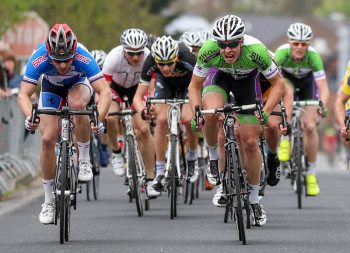 Der Sprinter Roman Kuntschik (ganz links) in Aktion: So wie in der Saison 2014 bei seinem Sieg in Borsum auf den letzten Metern soll es auch in diesem Jahr für den Melsunger Radsportler weitergehen. Foto: nh regio-team150119a