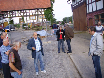 Archivbild aus dem Jahr 2007: Ausbau der Teichstraße, Seigertshausen; ehem. Bauamtsleiter Willi Müller bei der Inaugenscheinnahme und Erläuterung der Baumaßnahme. Foto: nh PENTAX Image