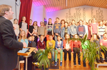 Begrüßungslied (Text Jörg Müller) der Integrierten Gesamtschule Guxhagen, vorgetragen durch den Jahrgang 6 unter Leitung von Marcus Noll. Foto: Reinhold Hocke Begrüßungslied (Text Jörg Müller) der Integrierten Gesamtschule Guxhagen, vorgetragen durch den Jahrgang 6 unter Leitung von Marcus Noll. Foto: Reinhold Hocke