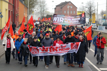 Über 3.000 Beschäftigte der Metall- und Elektroindustrie aus 22 verschiedenen Betrieben haben am Donnerstagvormittag im Rahmen von Warnstreiks ihre Arbeit niedergelegt und an einer Kundgebung der IG Metall in Kassel teilgenommen. Foto: nh warnstreik-kassel150219