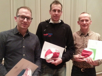 Die geehrten Radsportler bei der Jahreshauptversammlung am Freitagabend in der Melsunger Stadthalle: Roman Kuntschik, Axel Hausschke und Thorsten Damm. Max Feger befand sich noch im Trainingslager auf Mallorca und konnte daher die Ehrung nicht persönlich entgegennehmen. Foto: nh Die geehrten Radsportler bei der Jahreshauptversammlung am Freitagabend in der Melsunger Stadthalle: Roman Kuntschik, Axel Hausschke und Thorsten Damm. Max Feger befand sich noch im Trainingslager auf Mallorca und konnte daher die Ehrung nicht persönlich entgegennehmen. Foto: nh