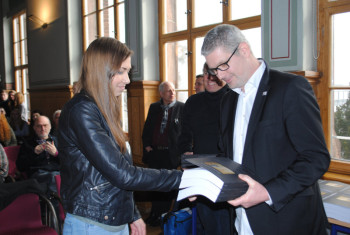 Stephan Bürger überreicht der Schülerin Ina Kelsch ihre Exemplare des Gedenkbuches. Foto: nh