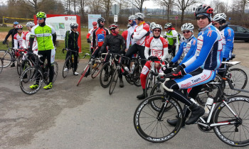 Kurzer Zwischenstopp bei der Gruppenteilung in Bebra-Breitenbach. Rechts in Blau-Weiß die Spitzenamateure vom Regio Team, in den rot-weißen Trikots die Radsportler vom Veranstalter MT Melsungen. Foto: nh Kurzer Zwischenstopp bei der Gruppenteilung in Bebra-Breitenbach. Rechts in Blau-Weiß die Spitzenamateure vom Regio Team, in den rot-weißen Trikots die Radsportler vom Veranstalter MT Melsungen. Foto: nh