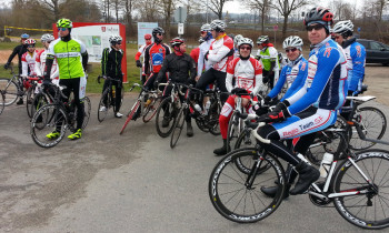 Kurzer Zwischenstopp bei der Gruppenteilung in Bebra-Breitenbach. Rechts in Blau-Weiß die Spitzenamateure vom Regio Team, in den rot-weißen Trikots die Radsportler vom Veranstalter MT Melsungen. Foto: nh