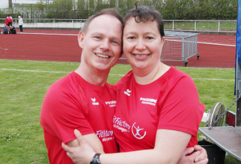 Der erfolgreiche  Bernd Gabel mit seiner Lebensgefährtin Monika Groh (MT Melsungen). Foto: Alwin J. Wagner