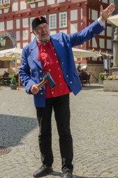 Am 1. Mai mit dem Bartenwetzer durch die Altstadt. Foto: nh Am 1. Mai mit dem Bartenwetzer durch die Altstadt. Foto: nh