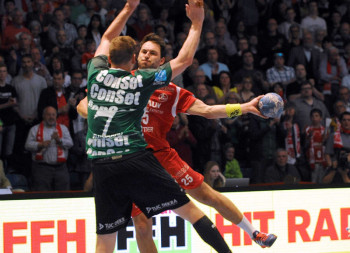 Michael Müller in einer Szene mit Ex-MT-Spieler Thomas Klitgaard. Foto: Heinz Hartung 