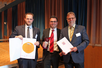 Für das eingereichte Konzept des Stadtmarketings „Schwalmstadt – Alles wird G.u.T!“, das im Kern dem Aufbau und der Entwicklung eines erfolgreichen Citymanagements unter einer Dachmarke dient, hat Stadtmanager Alexander Dupont gemeinsam mit dem ersten Stadtrat Detlef Schwierzeck und Stadtrat Engin Eroglu ein Preisgeld in Höhe von 15.900 Euro in Gersfeld in Empfang genommen. Foto: nh Für das eingereichte Konzept des Stadtmarketings „Schwalmstadt – Alles wird G.u.T!“, das im Kern dem Aufbau und der Entwicklung eines erfolgreichen Citymanagements unter einer Dachmarke dient, hat Stadtmanager Alexander Dupont gemeinsam mit dem ersten Stadtrat Detlef Schwierzeck und Stadtrat Engin Eroglu ein Preisgeld in Höhe von 15.900 Euro in Gersfeld in Empfang genommen. Foto: nh