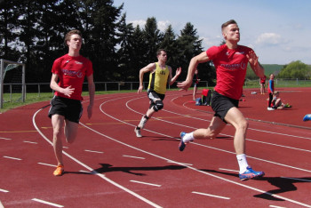 Mit geballter Kraft läuft Dennis Horn dem 200m-Ziel entgegen. Foto: nh