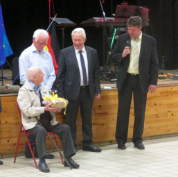 Roger Reboullet, sein Schwiegersohn und die beiden Bürgermeister Claude Aurias und Dr. Gerald Näser (v.l.). Foto: nh