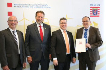 Peter Krämer, Leiter Nahverkehr der Odenwald-Regional-Gesellschaft, Landrat Dietrich Kübler, Staatssekretär Mathias Samson und NVV-Geschäftsführer Wolfgang Rausch. Foto: nh