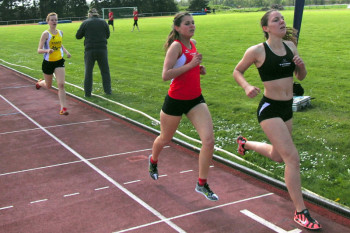 Marie Wagner und Julia Klute im Ziel des 800m-Laufs. Foto: nh