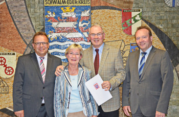 Landrat Winfried Becker, Rosemarie und Reinhold Hocke und Malsfelds Bürgermeister Herbert Vaupel. Foto: nh Landrat Winfried Becker, Rosemarie und Reinhold Hocke und Malsfelds Bürgermeister Herbert Vaupel. Foto: nh