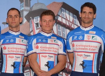 Die neuen Meister des Radsportbezirks Kassel kommen vom Regio Team SF (v.l.): Philipp Sohn gewann das Straßenrennen vor Leonard Mayerhofer, beim Zeitfahren siegte Aadyl Khatib. Foto: nh