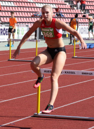 Karolin Siebert über der Hürde beim 400m-Finale in Kassel. Foto: nh
