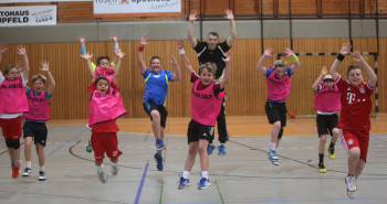 Spiel und Spaß in der Stadtsporthalle Melsungen. Im Bild eine Trainingsszene aus Camp 19. Die Handballkids aus der Region freuen sich auf das Event in den Sommerferien. Foto: nh