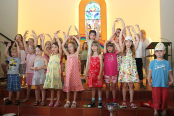 Zur Aufführung des Musicals „Noah unterm Regenbogen“ innerhalb des Gottesdienstes in der Hephata-Kirche kamen am vergangenen Sonntag 200 Zuschauer. Foto: nh