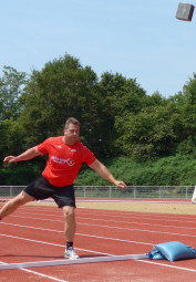 Norbert Weinreich wuchtete den 30 Pfund schweren Eisenstein über 7 Meter. Foto: nh