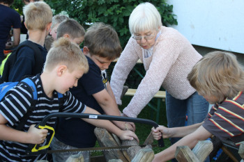 Senior-Umwelttrainerin Irmgard Winkelnkemper bei der Arbeit mit Kindern. Foto: nh