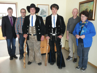 Bürgermeister Klemens Olbrich, Hauptamtsleiter Marian Knauff, Erwin Ziegler und Margit Stein vom Schwimmbad-Förderverein „Aquafit“ (v.l.) lauschten dem Vortrag der beiden Zimmergesellen (mitte). Foto: nh